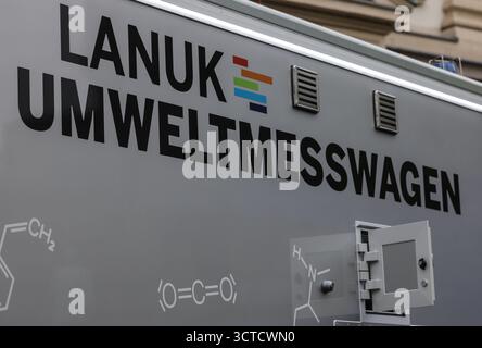 Düsseldorf, Deutschland. Oktober 2025. Vor dem Justizministerium steht ein Umweltmesswagen zur Messung der Luftverschmutzung des Landesamtes für Natur, Umwelt und Klima Nordrhein-Westfalen (LANUK). Das Justizministerium und der Umweltminister stellten die aktuellen Entwicklungen im Bereich der Umweltkriminalität vor. Quelle: Oliver Berg/dpa/Alamy Live News Stockfoto