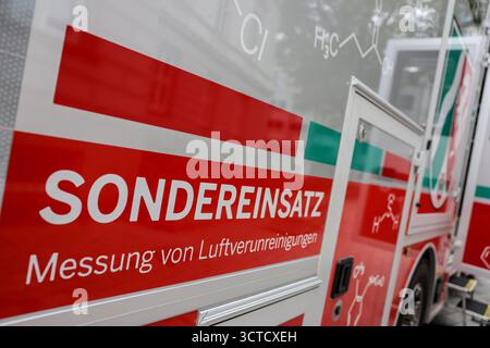 Düsseldorf, Deutschland. Oktober 2025. Vor dem Justizministerium steht ein Umweltmesswagen zur Messung der Luftverschmutzung des Landesamtes für Natur, Umwelt und Klima Nordrhein-Westfalen (LANUK). Das Justizministerium und der Umweltminister stellten die aktuellen Entwicklungen im Bereich der Umweltkriminalität vor. Quelle: Oliver Berg/dpa/Alamy Live News Stockfoto