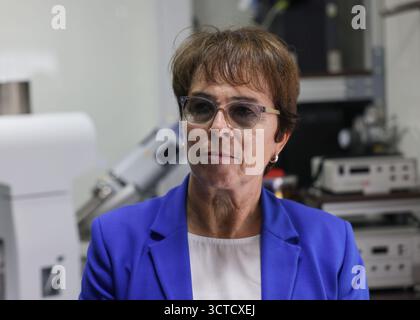 Düsseldorf, Deutschland. Oktober 2025. Elke Reichert, Präsidentin des Landesamtes für Natur, Umwelt und Klima in Nordrhein-Westfalen (LANUK), steht in einem Umweltmesswagen. Das Justizministerium und der Umweltminister haben aktuelle Entwicklungen im Bereich der Umweltkriminalität vorgestellt. Quelle: Oliver Berg/dpa/Alamy Live News Stockfoto