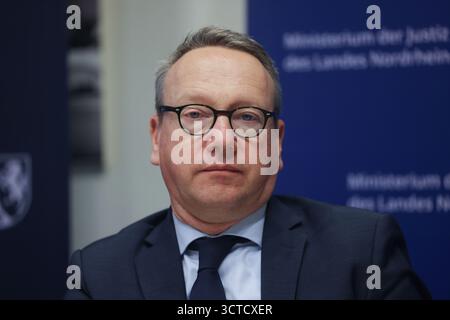 Düsseldorf, Deutschland. Oktober 2025. Benjamin Limbach (Grüne), Justizminister, spricht auf einer Pressekonferenz, um einen Umweltmesswagen des Landesamtes für Natur, Umwelt und Klima Nordrhein-Westfalen (LANUK) vorzustellen. Das Justizministerium und der Umweltminister stellten die aktuellen Entwicklungen im Bereich der Umweltkriminalität vor. Quelle: Oliver Berg/dpa/Alamy Live News Stockfoto