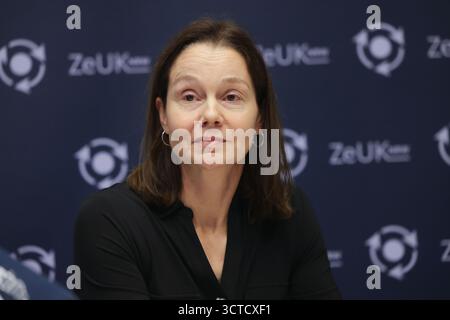 Düsseldorf, Deutschland. Oktober 2025. Britta Affeldt, Leiterin der Zentralstelle für die Verfolgung von Umweltkriminalität (ZeUK), spricht vor der Vorstellung eines Umweltüberwachungsfahrzeugs der Landesbehörde für Natur, Umwelt und Klima Nordrhein-Westfalen (LANUK). Das Justizministerium und der Umweltminister stellten die aktuellen Entwicklungen im Bereich der Umweltkriminalität vor. Quelle: Oliver Berg/dpa/Alamy Live News Stockfoto
