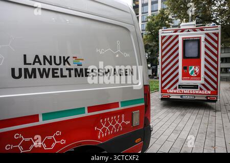 Düsseldorf, Deutschland. Oktober 2025. Vor dem Justizministerium stehen Umweltmessfahrzeuge zur Messung der Luftverschmutzung des Landesamtes für Natur, Umwelt und Klima Nordrhein-Westfalen (LANUK) ab. Das Justizministerium und der Umweltminister stellten die aktuellen Entwicklungen im Bereich der Umweltkriminalität vor. Quelle: Oliver Berg/dpa/Alamy Live News Stockfoto