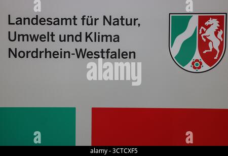 Düsseldorf, Deutschland. Oktober 2025. Das Logo des Landesamtes für Natur, Umwelt und Klima Nordrhein-Westfalen (LANUK) hängt an einem Umweltmesswagen. Das Justizministerium und der Umweltminister stellten die aktuellen Entwicklungen im Bereich der Umweltkriminalität vor. Quelle: Oliver Berg/dpa/Alamy Live News Stockfoto