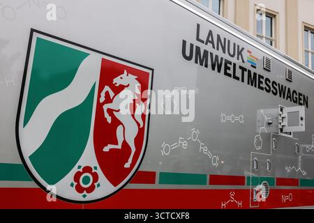 Düsseldorf, Deutschland. Oktober 2025. Vor dem Justizministerium steht ein Umweltmesswagen zur Messung der Luftverschmutzung des Landesamtes für Natur, Umwelt und Klima Nordrhein-Westfalen (LANUK). Das Justizministerium und der Umweltminister stellten die aktuellen Entwicklungen im Bereich der Umweltkriminalität vor. Quelle: Oliver Berg/dpa/Alamy Live News Stockfoto
