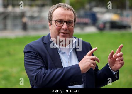 Düsseldorf, Deutschland. Oktober 2025. Oliver Krischer (Grüne), Umweltminister des Landes Nordrhein-Westfalen, spricht auf einem Umweltmesswagen des Landesamtes für Natur, Umwelt und Klima in Nordrhein-Westfalen (LANUK). Das Justizministerium und der Umweltminister stellten die aktuellen Entwicklungen im Bereich der Umweltkriminalität vor. Quelle: Oliver Berg/dpa/Alamy Live News Stockfoto