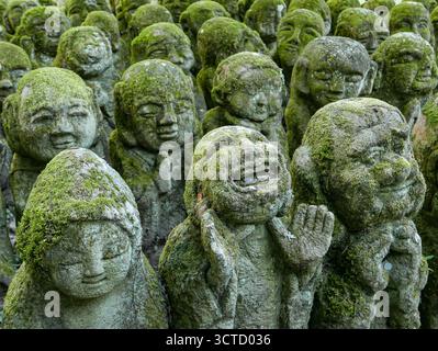 Japan, Kyoto, Otagi Nenbutsuji Tempel: Statuen von Rakanen (Jüngern Buddhas), bedeckt mit Moos, umgeben den Tempel, der im 8. Jahrhundert von gegründet wurde Stockfoto