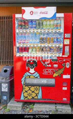 Japan, Kyoto: Getränkeautomaten. Automaten, genannt Dschidohanbaiki oder einfach Dschihanki, sind überall in japanischen Städten und Dörfern zu finden Stockfoto