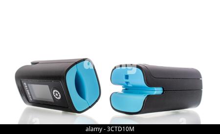 Das Pulsoxymeter ist ein medizinisches Diagnosegerät zur Messung der Sauerstoffsättigung im Kapillarblut (Oxygenierung), das auf einem weißen Backgr isoliert ist Stockfoto