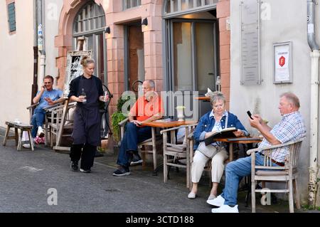 Kellnerin, die Gäste im Café-Restaurant in Heppenheim bedient Stockfoto