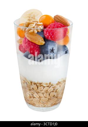 Gesundes Frühstück mit Hafer, Joghurt, Nüssen und frischen Früchten isoliert auf weißem Hintergrund Stockfoto