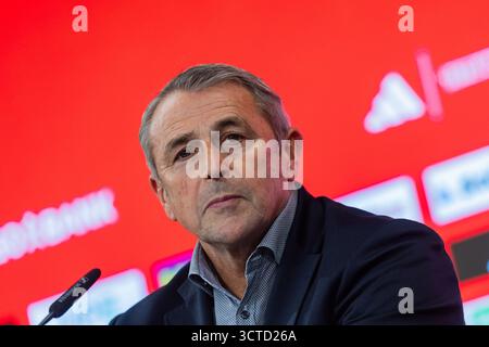 Düsseldorf, Deutschland. Oktober 2025. Fußball: Bundesliga 2, Fortuna Düsseldorf Pressekonferenz, Merkur Spiel-Arena, Vorstandsmitglied Klaus Allofs sitzt auf dem Podium. Hinweis: Rolf Vennenbernd/dpa - WICHTIGER HINWEIS: Gemäß den Vorschriften der DFL Deutschen Fußball-Liga und des DFB Deutschen Fußball-Bundes ist es verboten, im Stadion und/oder des Spiels aufgenommene Fotografien in Form von sequenziellen Bildern und/oder videoähnlichen Fotoserien zu verwenden oder zu nutzen./dpa/Alamy Live News Stockfoto