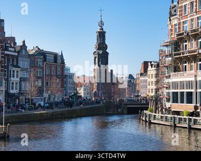 Oosterdok, Montelbaanstoren Turm, Amsterdamer Kanal Stadtbild - Klassischer Blick auf den Montelbaanstoren Uhrenturm mit Blick auf den Oosterdok Kanal in der Stockfoto