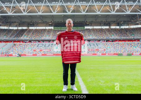 Düsseldorf, Deutschland. Oktober 2025. Fußball: Bundesliga 2, Fortuna Düsseldorf Pressekonferenz, Merkur Spiel-Arena, neuer Trainer Markus Anfang steht im Stadion. Hinweis: Rolf Vennenbernd/dpa - WICHTIGER HINWEIS: Gemäß den Vorschriften der DFL Deutschen Fußball-Liga und des DFB Deutschen Fußball-Bundes ist es verboten, im Stadion und/oder des Spiels aufgenommene Fotografien in Form von sequenziellen Bildern und/oder videoähnlichen Fotoserien zu verwenden oder zu nutzen./dpa/Alamy Live News Stockfoto