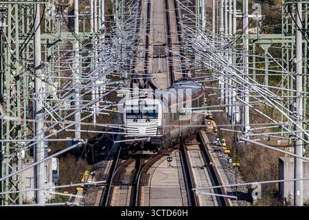 Neubaustrecke der Bahn von Wendlingen nach Ulm. Streckenabschnitt bei Kirchheim unter Teck mit InterRegioExpress IRE200. // 02.10.2025. Kirchheim unter Teck, Baden-Württemberg, Deutschland *** Neubaustrecke von Wendlingen nach Ulm bei Kirchheim unter Teck mit InterRegioExpress IRE200 02 10 2025 Kirchheim unter Teck, Baden-Württemberg Stockfoto