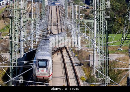 Neubaustrecke der Bahn von Wendlingen nach Ulm. Streckenabschnitt bei Kirchheim unter Teck mit ICE. // 02.10.2025. Kirchheim unter Teck, Baden-Württemberg, Deutschland *** Neubaustrecke von Wendlingen nach Ulm bei Kirchheim unter Teck mit ICE 02 10 2025 Kirchheim unter Teck, Baden-Württemberg, Deutschland Stockfoto