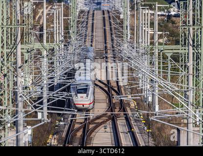 Neubaustrecke der Bahn von Wendlingen nach Ulm. Streckenabschnitt bei Kirchheim unter Teck mit ICE. // 02.10.2025. Kirchheim unter Teck, Baden-Württemberg, Deutschland *** Neubaustrecke von Wendlingen nach Ulm bei Kirchheim unter Teck mit ICE 02 10 2025 Kirchheim unter Teck, Baden-Württemberg, Deutschland Stockfoto