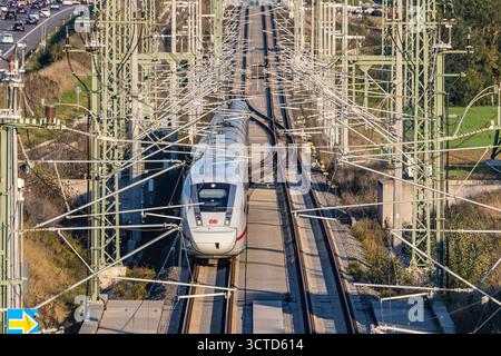 Neubaustrecke der Bahn von Wendlingen nach Ulm. Streckenabschnitt bei Kirchheim unter Teck mit ICE. // 02.10.2025. Kirchheim unter Teck, Baden-Württemberg, Deutschland *** Neubaustrecke von Wendlingen nach Ulm bei Kirchheim unter Teck mit ICE 02 10 2025 Kirchheim unter Teck, Baden-Württemberg, Deutschland Stockfoto