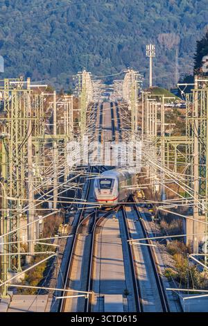 Neubaustrecke der Bahn von Wendlingen nach Ulm. Streckenabschnitt bei Kirchheim unter Teck mit ICE. // 02.10.2025. Kirchheim unter Teck, Baden-Württemberg, Deutschland *** Neubaustrecke von Wendlingen nach Ulm bei Kirchheim unter Teck mit ICE 02 10 2025 Kirchheim unter Teck, Baden-Württemberg, Deutschland Stockfoto