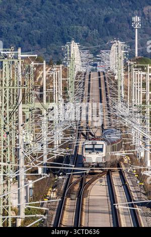 Neubaustrecke der Bahn von Wendlingen nach Ulm. Streckenabschnitt bei Kirchheim unter Teck mit InterRegioExpress IRE200. // 02.10.2025. Kirchheim unter Teck, Baden-Württemberg, Deutschland *** Neubaustrecke von Wendlingen nach Ulm bei Kirchheim unter Teck mit InterRegioExpress IRE200 02 10 2025 Kirchheim unter Teck, Baden-Württemberg Stockfoto