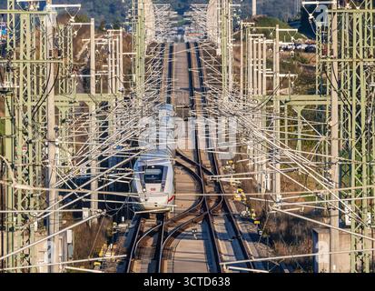 Neubaustrecke der Bahn von Wendlingen nach Ulm. Streckenabschnitt bei Kirchheim unter Teck mit ICE. // 02.10.2025. Kirchheim unter Teck, Baden-Württemberg, Deutschland *** Neubaustrecke von Wendlingen nach Ulm bei Kirchheim unter Teck mit ICE 02 10 2025 Kirchheim unter Teck, Baden-Württemberg, Deutschland Stockfoto