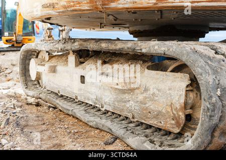 Gummiketten an einem Bagger montiert. Stockfoto