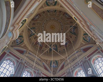 Prunkvolle barocke Innenmoschekuppel – aufwändig bemalte Kuppel im Barockstil und kunstvoll verzierte Deckenkunst in einer majestätischen osmanischen Kaisermoschee Stockfoto