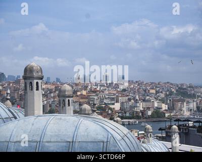 Mosque Domes over modern Istanbul - Panoramablick über Istanbuls dichtes Stadtbild, eingerahmt von historischen Moscheetuppeln und kontrastierendem Galatenturm W Stockfoto