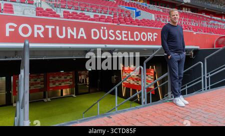 Düsseldorf, Deutschland. Oktober 2025. Fußball: Bundesliga 2, Fortuna Düsseldorf Pressekonferenz, Merkur Spiel-Arena, neuer Trainer Markus Anfang steht im Stadion. Hinweis: Rolf Vennenbernd/dpa - WICHTIGER HINWEIS: Gemäß den Vorschriften der DFL Deutschen Fußball-Liga und des DFB Deutschen Fußball-Bundes ist es verboten, im Stadion und/oder des Spiels aufgenommene Fotografien in Form von sequenziellen Bildern und/oder videoähnlichen Fotoserien zu verwenden oder zu nutzen./dpa/Alamy Live News Stockfoto