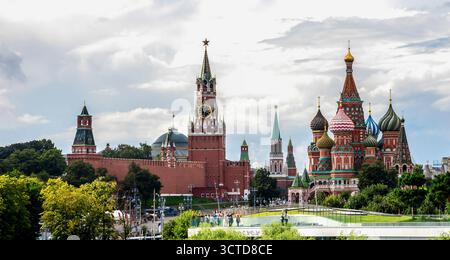 Berühmte Skyline mit Kreml-Mauern, Spasskaya-Turm und Basilius-Kathedrale mit Blick auf den Roten Platz, Moskau, Russland, 9. August 2025 Stockfoto