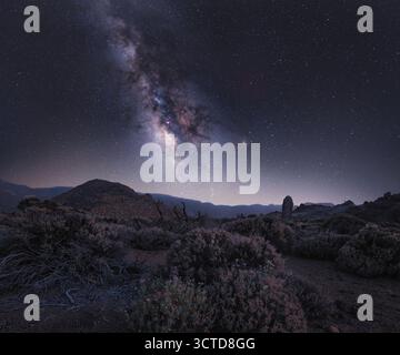 Ein atemberaubender Blick auf die Milchstraße über Cañadas del Teide lädt Sternenbeobachter dazu ein, die zerklüftete Landschaft Teneriffas zu erkunden Stockfoto