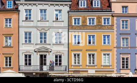 Warschau, Polen, 15.08.20. Farbenfrohe dekorative Fassaden alter Stadthäuser auf dem Altstädter Marktplatz in Warschau (Rynek Starego Miasta), Polen. Stockfoto