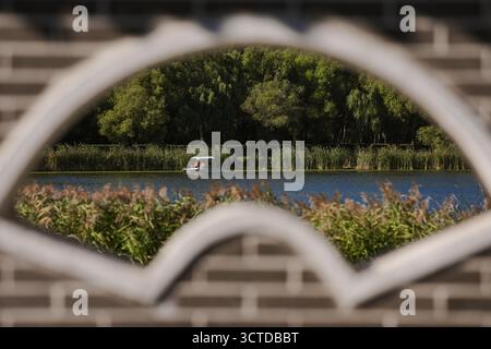 Peking, Chinas Provinz Jilin. Oktober 2025. Touristen nehmen ein Boot im Nanhu Park in Changchun, nordöstlicher chinesischer Provinz Jilin, 6. Oktober 2025. Während Chinas Nationalfeiertage und die Feiertage des mittleren Herbstfestes zusammenlaufen, zeichnen die kulturellen Aktivitäten des Landes, die belebten Verkehrsnetze und die innovativen Konsumszenen ein lebendiges Bild von wirtschaftlicher Widerstandsfähigkeit und Wachstumspotenzial. Quelle: Xu Chang/Xinhua/Alamy Live News Stockfoto