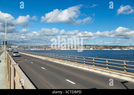 Blick nach Norden in Richtung Dundee City von der Tay Road Bridge, Fife, Schottland Stockfoto