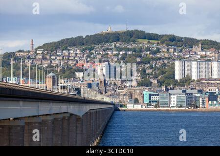 Blick auf Dundee City und Dundee Law aus Newport-on-Tay, Fife, Schottland Stockfoto