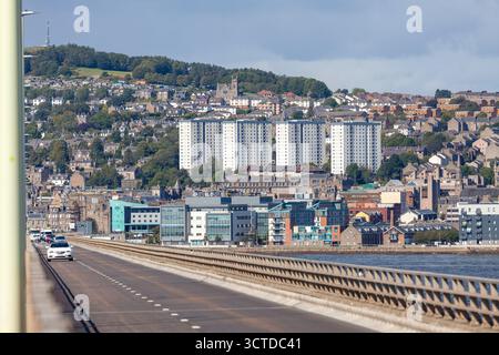 Blick nach Norden in Richtung Dundee City von der Tay Road Bridge, Fife, Schottland Stockfoto