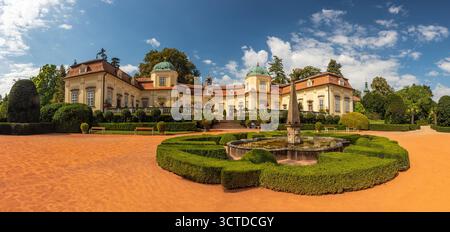 schloss mit einem Brunnen im Schlosspark, Schloss Buchlovice, Tschechische republik Stockfoto