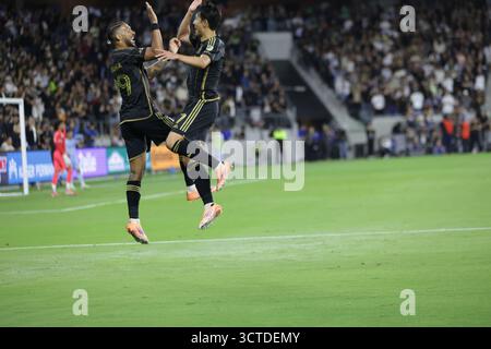 Los Angeles, USA, 5. Oktober 2025. Denis Bouanga vom FC Los Angeles feiert mit seinem Teamkollegen Son Heung-min, nachdem er während des Spiels gegen MLS einen Treffer erzielt hat Stockfoto