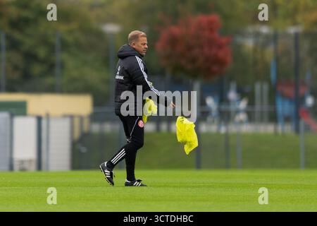 Düsseldorf, Deutschland. Oktober 2025. Fußball: Bundesliga 2, Fortuna Düsseldorf, Training, Arena-Sportpark, neuer Trainer Markus Anfang leitet sein erstes Training. Hinweis: Rolf Vennenbernd/dpa - WICHTIGER HINWEIS: Gemäß den Vorschriften der DFL Deutschen Fußball-Liga und des DFB Deutschen Fußball-Bundes ist es verboten, im Stadion und/oder des Spiels aufgenommene Fotografien in Form von sequenziellen Bildern und/oder videoähnlichen Fotoserien zu verwenden oder zu nutzen./dpa/Alamy Live News Stockfoto