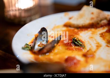 Leere Muscheln auf einem Teller Stockfoto