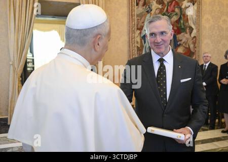 Vatikan, Mwst. Oktober 2025. **NO LIBRI** Italien, Rom, Vatikan, 2025/10/6 Papa Leone XIV. Empfängt die Ritter von Kolumbus in Privataudienz im Vatikan, Foto von VATIKANISCHEN MEDIEN /Katholische Presse Foto Credit: Unabhängige Fotoagentur/Alamy Live News Stockfoto