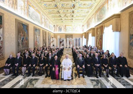 Vatikan, Mwst. Oktober 2025. **NO LIBRI** Italien, Rom, Vatikan, 2025/10/6 Papa Leone XIV. Empfängt die Ritter von Kolumbus in Privataudienz im Vatikan, Foto von VATIKANISCHEN MEDIEN /Katholische Presse Foto Credit: Unabhängige Fotoagentur/Alamy Live News Stockfoto