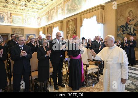 Vatikan, Mwst. Oktober 2025. **NO LIBRI** Italien, Rom, Vatikan, 2025/10/6 Papa Leone XIV. Empfängt die Ritter von Kolumbus in Privataudienz im Vatikan, Foto von VATIKANISCHEN MEDIEN /Katholische Presse Foto Credit: Unabhängige Fotoagentur/Alamy Live News Stockfoto