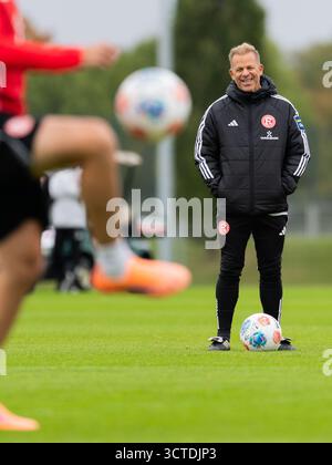 Düsseldorf, Deutschland. Oktober 2025. Fußball: Bundesliga 2, Fortuna Düsseldorf, Training, Arena-Sportpark, neuer Trainer Markus Anfang leitet sein erstes Training. Hinweis: Rolf Vennenbernd/dpa - WICHTIGER HINWEIS: Gemäß den Vorschriften der DFL Deutschen Fußball-Liga und des DFB Deutschen Fußball-Bundes ist es verboten, im Stadion und/oder des Spiels aufgenommene Fotografien in Form von sequenziellen Bildern und/oder videoähnlichen Fotoserien zu verwenden oder zu nutzen./dpa/Alamy Live News Stockfoto