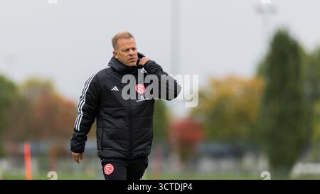 Düsseldorf, Deutschland. Oktober 2025. Fußball: Bundesliga 2, Fortuna Düsseldorf, Training, Arena-Sportpark, neuer Trainer Markus Anfang leitet sein erstes Training. Hinweis: Rolf Vennenbernd/dpa - WICHTIGER HINWEIS: Gemäß den Vorschriften der DFL Deutschen Fußball-Liga und des DFB Deutschen Fußball-Bundes ist es verboten, im Stadion und/oder des Spiels aufgenommene Fotografien in Form von sequenziellen Bildern und/oder videoähnlichen Fotoserien zu verwenden oder zu nutzen./dpa/Alamy Live News Stockfoto