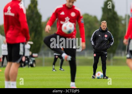 Düsseldorf, Deutschland. Oktober 2025. Fußball: Bundesliga 2, Fortuna Düsseldorf, Training, Arena-Sportpark, neuer Trainer Markus Anfang leitet sein erstes Training. Hinweis: Rolf Vennenbernd/dpa - WICHTIGER HINWEIS: Gemäß den Vorschriften der DFL Deutschen Fußball-Liga und des DFB Deutschen Fußball-Bundes ist es verboten, im Stadion und/oder des Spiels aufgenommene Fotografien in Form von sequenziellen Bildern und/oder videoähnlichen Fotoserien zu verwenden oder zu nutzen./dpa/Alamy Live News Stockfoto