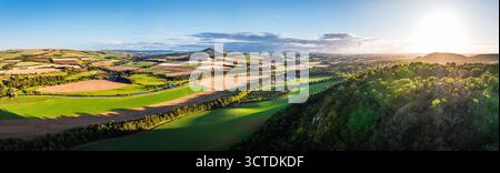 Panorama von Feldern und Farmen über River Teviot und Minto Crags von einer Drohne, Roxburghshire, Scottish Borders, Schottland, Großbritannien Stockfoto