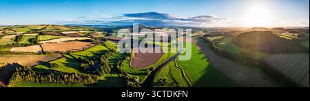 Panorama von Feldern und Farmen über River Teviot und Minto Crags von einer Drohne, Roxburghshire, Scottish Borders, Schottland, Großbritannien Stockfoto