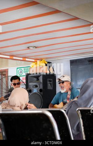 Rupat, Indonesien - 12. Mai 2025: Live-Musik auf dem RORO-Schiff Stockfoto