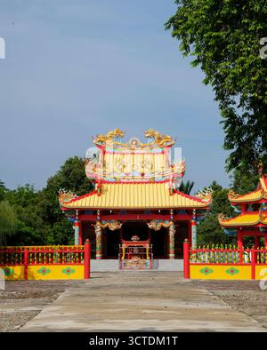 Riau, Indonesien - 12. Mai 2025: Helle und schöne Farben von Klenteng Sa Lao Ya auf Rupat Island Stockfoto