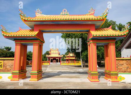 Riau, Indonesien - 12. Mai 2025: Helle und schöne Farben von Klenteng Sa Lao Ya auf Rupat Island Stockfoto